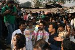 Aamir Khan celebrate Republic Day at Dhobi Ghat in Mumbai on 26th Jan 2011 (3).JPG